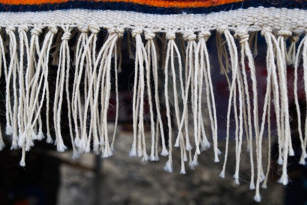 Foto close-up van tassels die aan een tapijt hangen