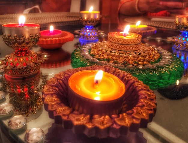 Foto close-up van tea light kaarsen die branden tijdens diwali