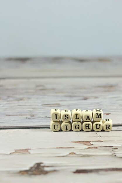 Foto close-up van tekst op tafel op het strand tegen de lucht