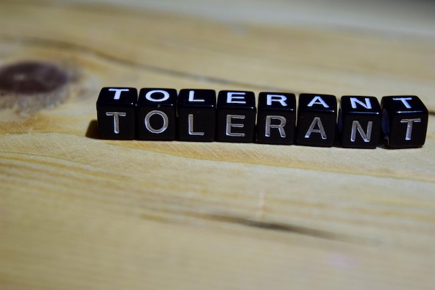 Foto close-up van tekst op tafel