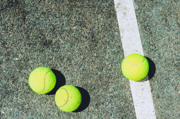 Foto close-up van tennisbal, leeg gebied met kopieerruimte voor sms of inhoud