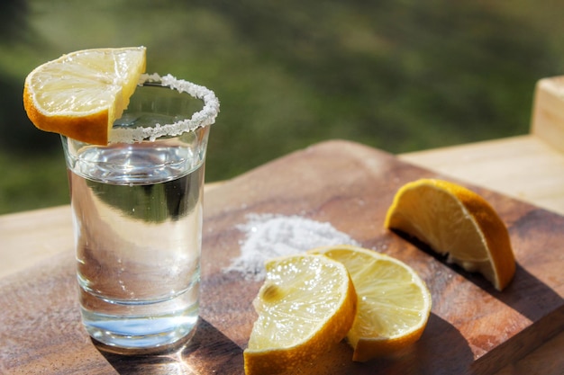 Close-up van tequila met citroensneden op de snijplank