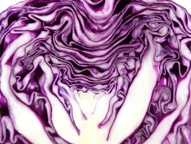 Close-up van textuur en patroon van verse rijpe Bright Red Cabbage gehalveerd