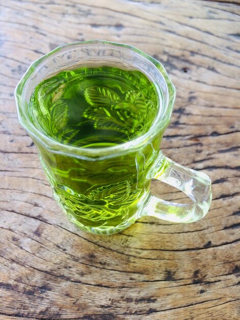 Foto close-up van thee in een glas op tafel