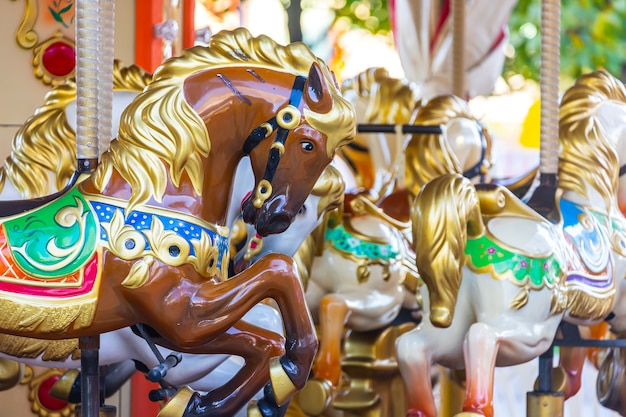 Close up van thr vintage kleurrijke carrousel paard. Ouderwetse franse draaimolen of draaimolen met paarden op een vakantiepark