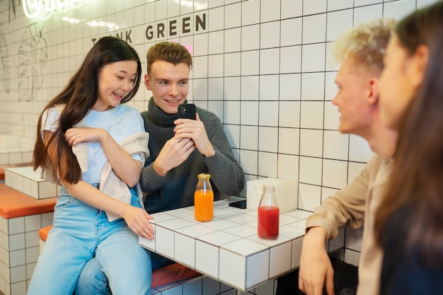 Close-up van tieners die aan tafel zitten