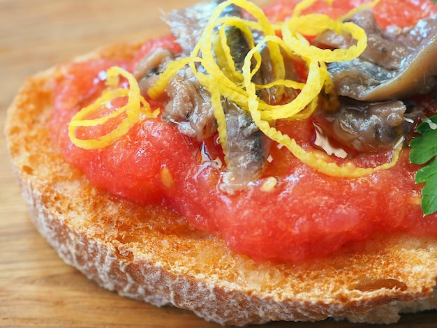 Close-up van toast met geraspte tomaten en ansjovis