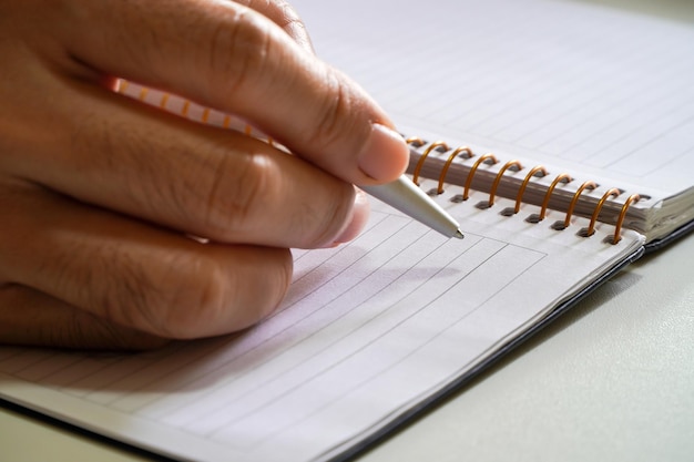 Close-up van toevallige mensen die op papieren notitieboekjes of een oud dagboek schrijven met de hand geschreven in a