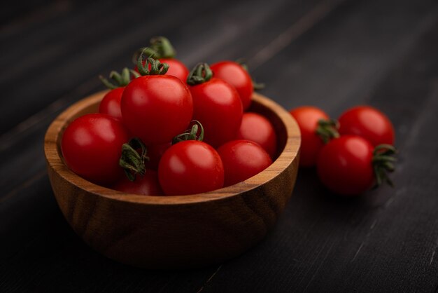 Close-up van tomaten in een mand op tafel