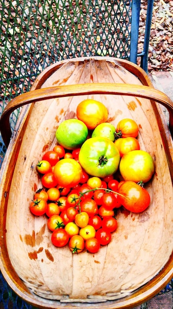 Foto close-up van tomaten in een mand