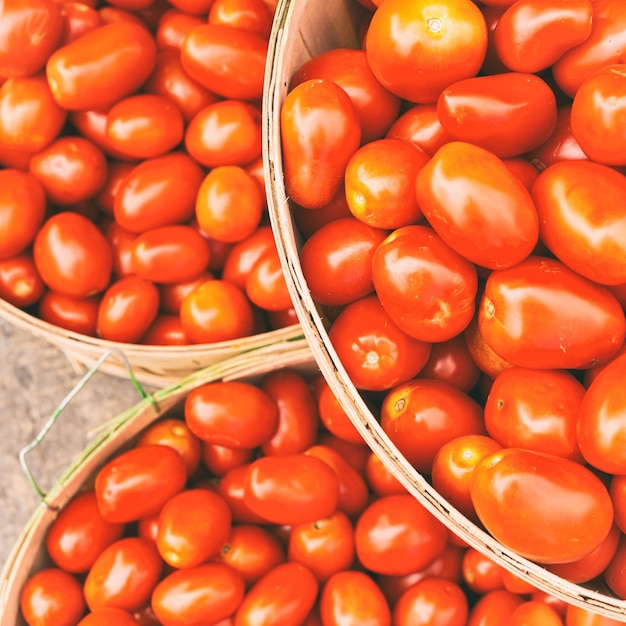 Close-up van tomaten op de markt
