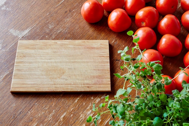 Foto close-up van tomaten op de snijplank