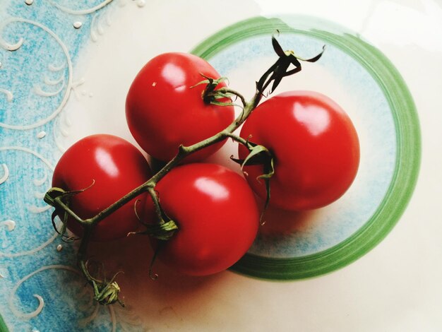 Foto close-up van tomaten op een bord