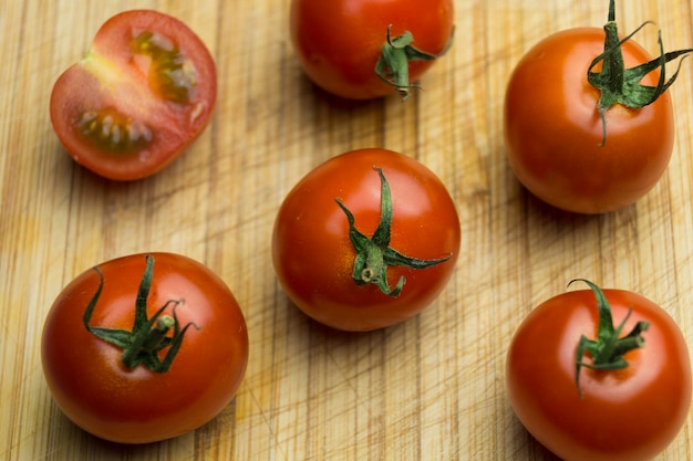Close-up van tomaten op een snijplank