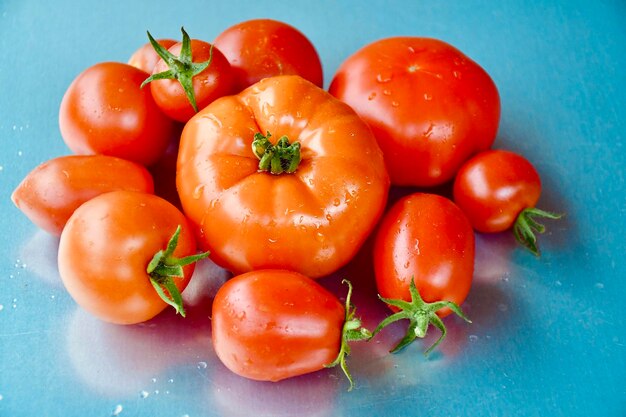 Foto close-up van tomaten op tafel