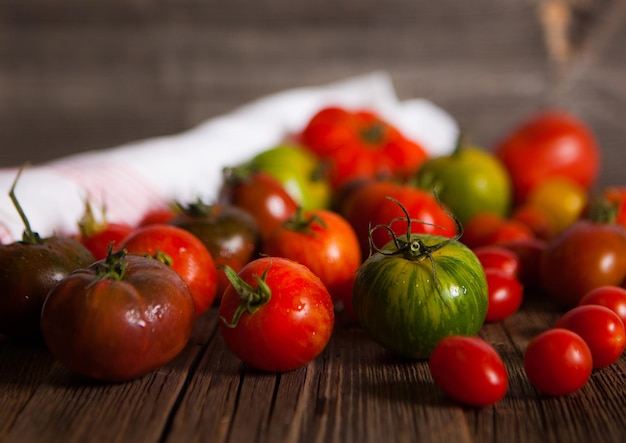 Foto close-up van tomaten op tafel