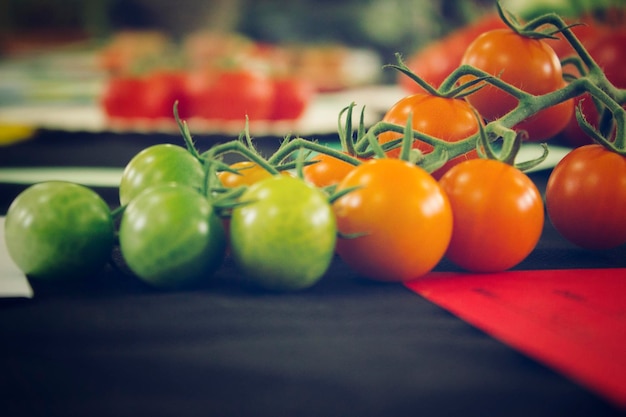 Close-up van tomaten op tafel