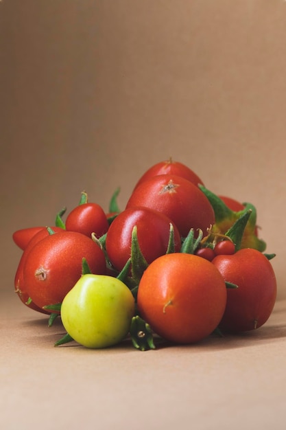 Foto close-up van tomaten op tafel