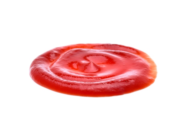 Foto close-up van tomatensaus op een witte achtergrond