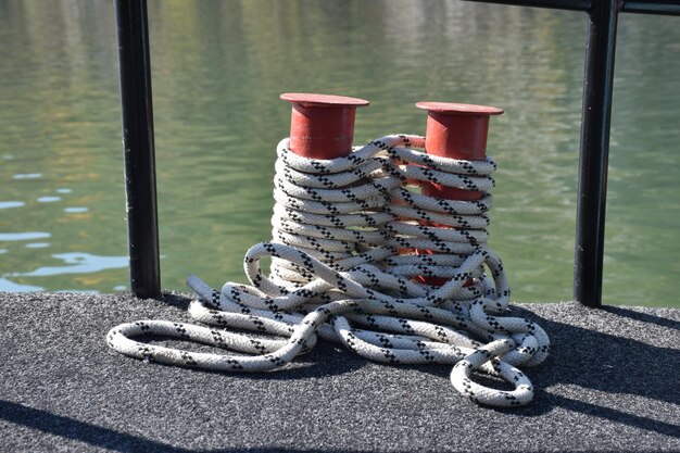 Foto close-up van touw vastgebonden aan bollard