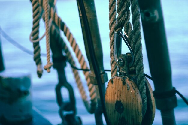 Foto close-up van touwen in een zeilboot