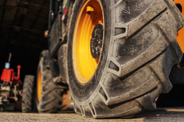 Close-up van tractorwiel op een boerderij