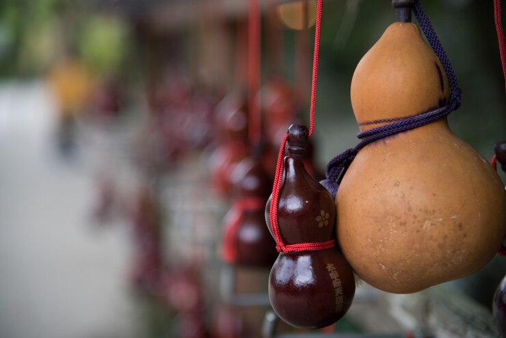 Foto close-up van traditionele containers die in een winkel hangen