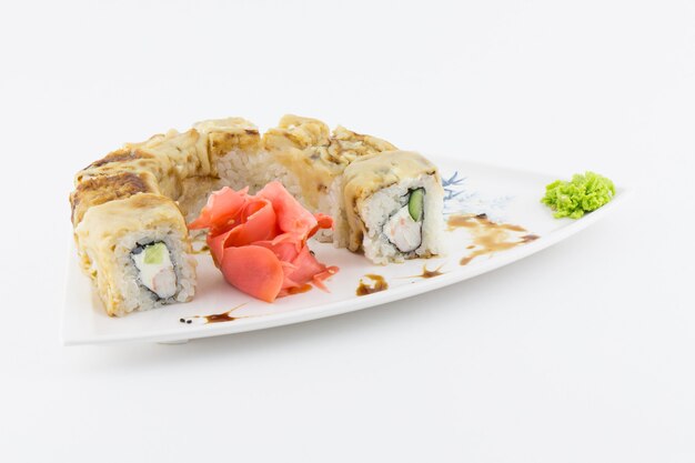 Close-up van traditionele Japanse sushi op een witte achtergrond