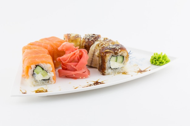 Close-up van traditionele Japanse sushi op een witte achtergrond