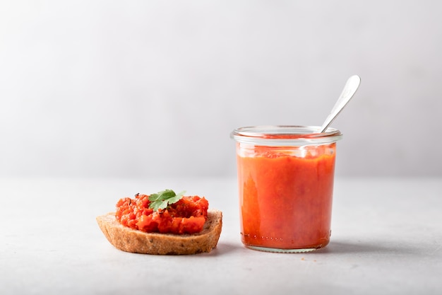 Close-up van traditionele schotel ajvar