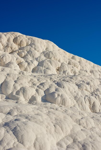 Close-up van travertijnzwembaden en terras in Pamukkale, Turkije in een beroemde toeristische vakantie- of vakantiebestemming Katoenen kasteelgebied met carbonaatmineraal na stromend thermaal bronwater