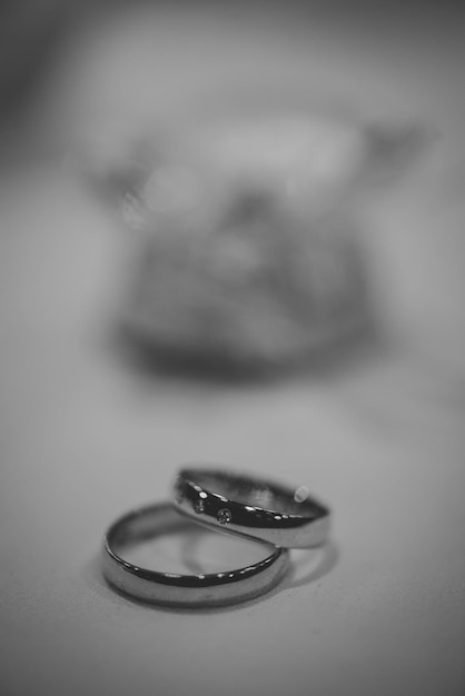 Foto close-up van trouwringen op tafel