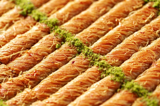 Foto close up van turks baklava dessert met honing en noten