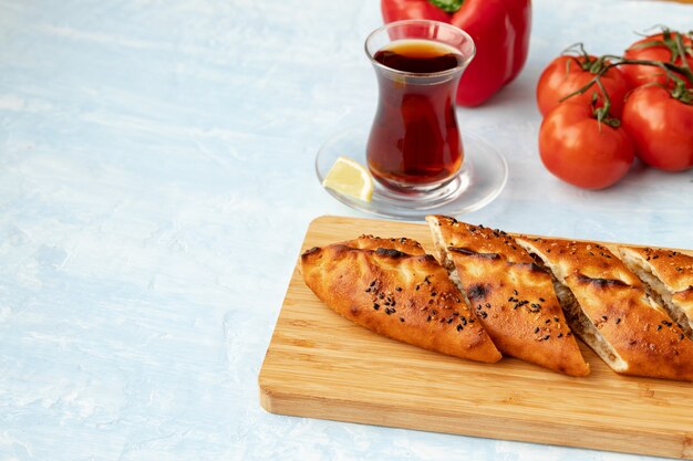 Close-up van Turks pide brood op houten tafel