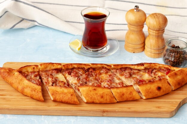 Close up van Turks pide brood op houten tafel