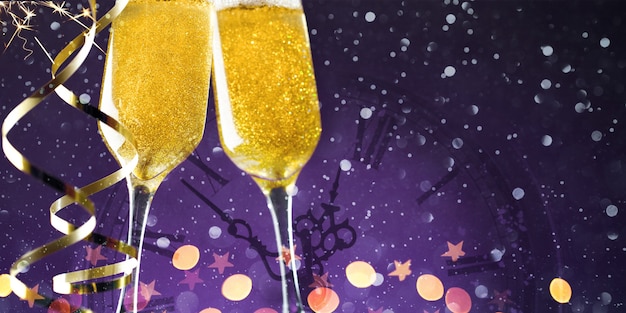 Close-up van twee champagneglazen met gouden lint op donkerpaars