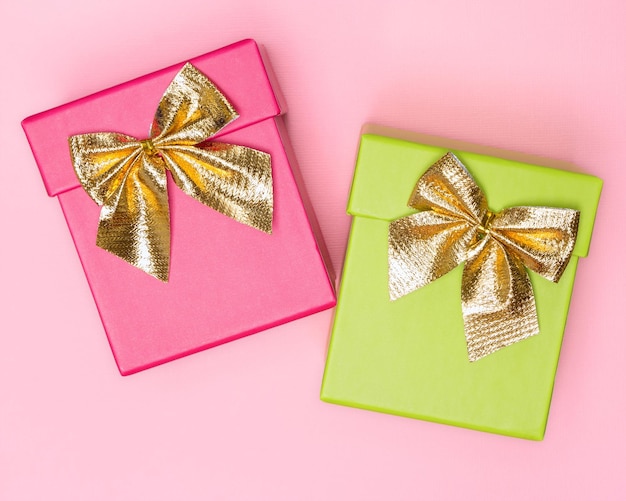 Close-up van twee kleuren geschenkdozen met gouden strikken