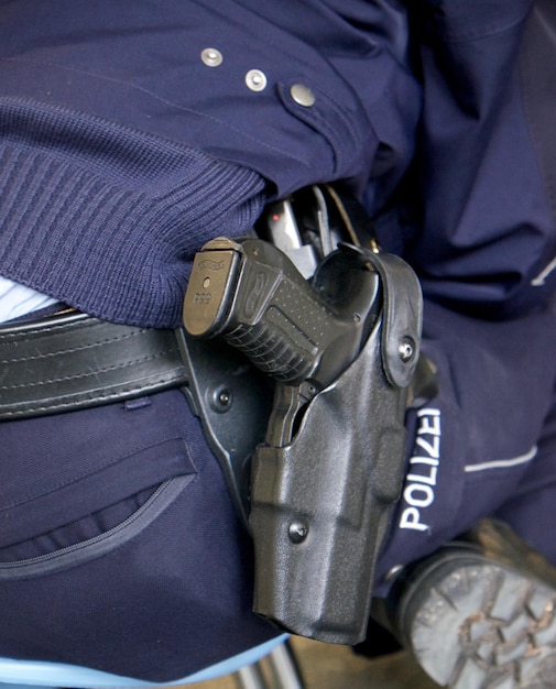 Foto close-up van twee mensen die schoenen dragen