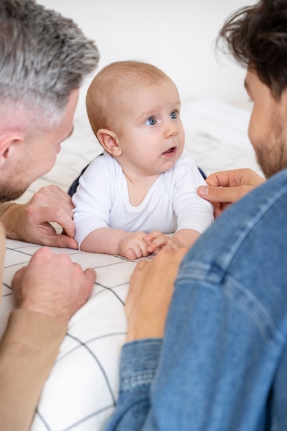 Close-up van twee vaders en een baby