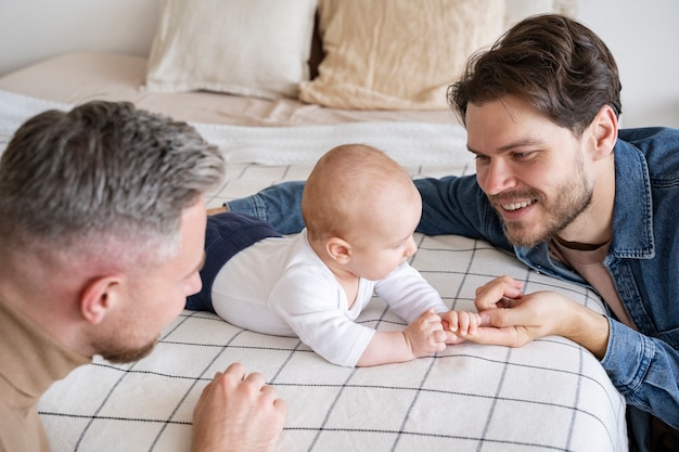 Close-up van twee vaders en een baby