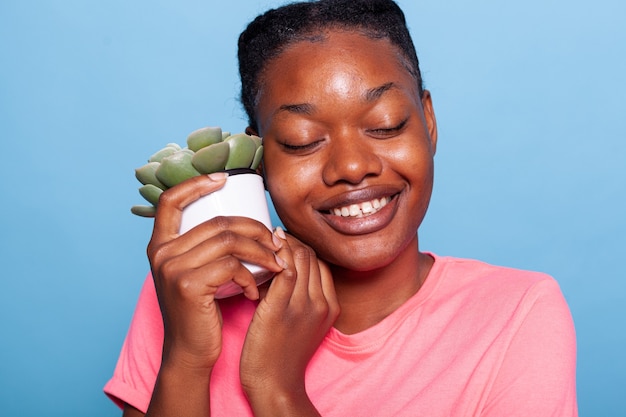 Close-up van van Afro-Amerikaanse jonge vrouw genieten van tuinieren hobby