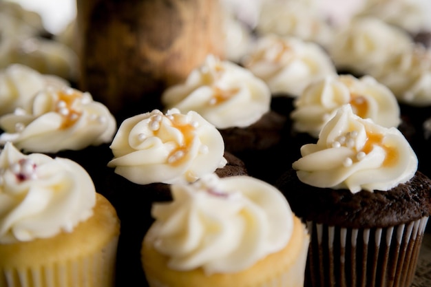 Close-up van vanille en chocolade cupcakes