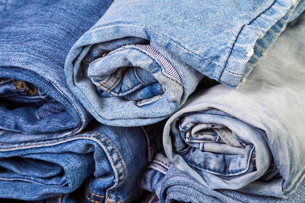 Close-up van veel gedraaide jeans