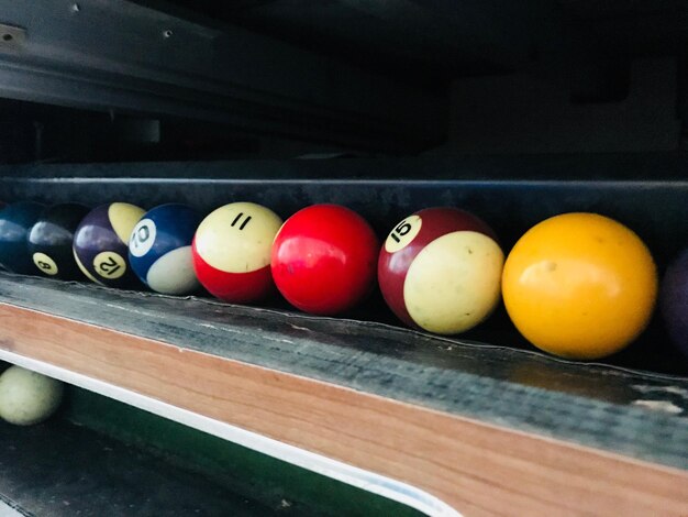 Foto close-up van veelkleurige ballen op een biljarttafel