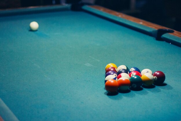 Foto close-up van veelkleurige ballen op tafel