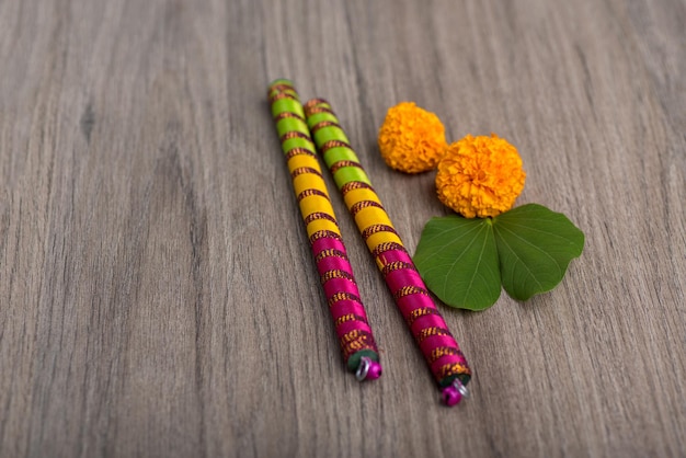 Foto close-up van veelkleurige bladeren op tafel