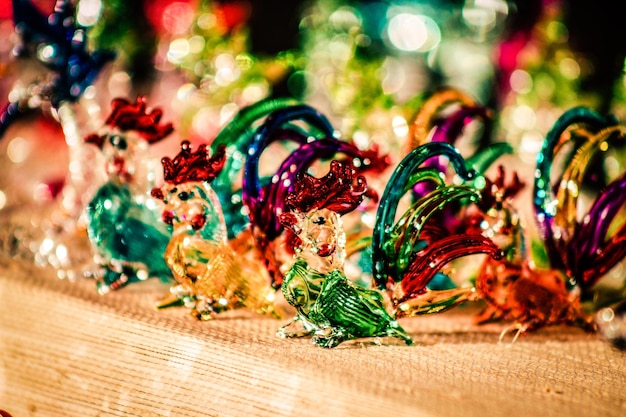 Foto close-up van veelkleurige bloemen op tafel