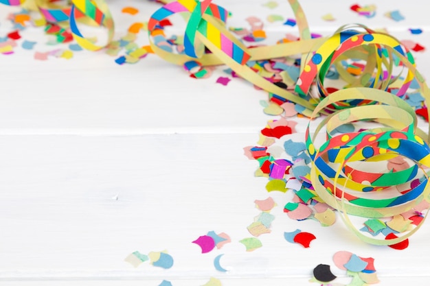 Close-up van veelkleurige confetti op tafel