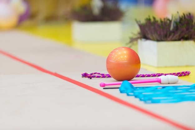 Foto close-up van veelkleurige decoratie op tafel