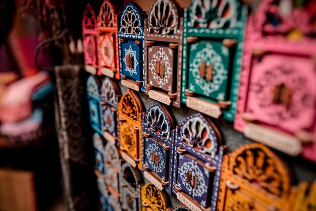 Close-up van veelkleurige decoraties voor verkoop op de markt